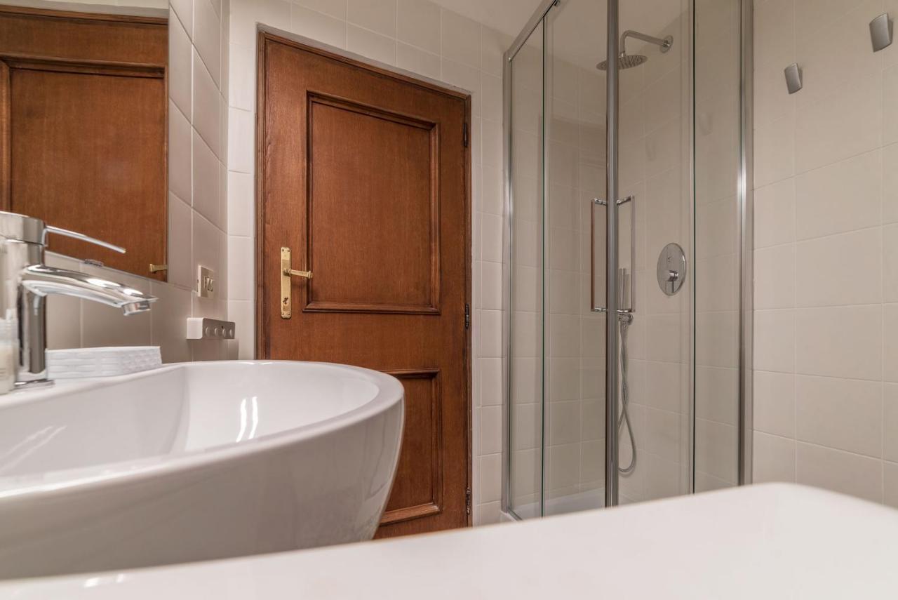 Fontanella Borghese Apartment - FromhometoРим Екстер'єр фото